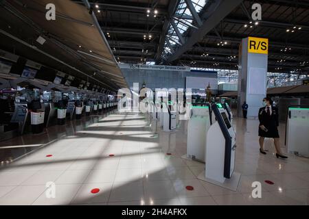 Samut Prakan, Tailandia. 01 Novembre 2021. La cabina di partenza dell'aeroporto di Suvarnabhumi è stata vista vuota a causa dei pochi voli prenotati. La Thailandia riapre il paese il 1° novembre per i viaggiatori completamente vaccinati da paesi a basso rischio di coronavirus pandemia senza subire requisiti di quarantena. Questo obiettivo è quello di stimolare l'industria e l'economia del turismo. Credit: SOPA Images Limited/Alamy Live News Foto Stock