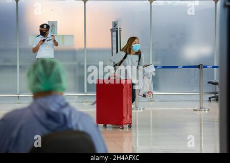 Samut Prakan, Tailandia. 01 Novembre 2021. I viaggiatori escono da un checkpoint personalizzato all'aeroporto Suvarnabhumi.Thailand riapre il paese il 1 novembre per i viaggiatori completamente vaccinati da paesi di basso rischio a coronavirus pandemic senza subire i requisiti di quarantena. Questo obiettivo è quello di stimolare l'industria e l'economia del turismo. Credit: SOPA Images Limited/Alamy Live News Foto Stock