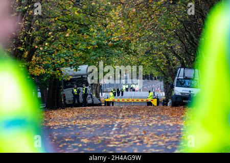 Glasgow, Scozia, Regno Unito. 1 novembre 2021. COP26 - anello temporaneo di acciaio intorno al Museo Kelvingrove e massiccia presenza della polizia nelle aree circostanti del West End di Glasgow prima di un ricevimento COP26 serata credito: Kay Roxby/Alamy Live News Foto Stock