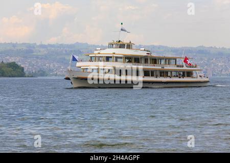 Rapperswil, Svizzera - 10 maggio 2016: La nave MS Helvetia arriva da Zurigo al terminal dei traghetti di Rapperswill. Il nome Helvetia esprime la femmina n Foto Stock