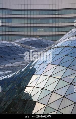 Varsavia, Polonia - 28 febbraio 2016: Il tetto in vetro di un moderno centro commerciale chiamato Golden Tarraces (Zlote Tarasy) è un frammento di un commercio più grande Foto Stock