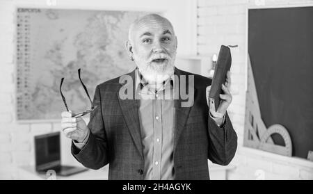 Esperienze di apprendimento personalizzate. Insegnante di uomo intelligente senior presso la lavagna. Insegnante di vecchia generazione scolastica. Docente esperto. Insegnante maturo Foto Stock