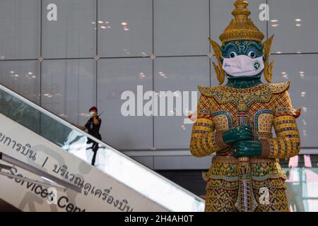 Samut Prakan, Tailandia. 01 Novembre 2021. Decorativo gigante Yaksa visto all'aeroporto di Suvarnabhumi con maschera gigante facciale.Thailand riapre il paese il 1 novembre per completamente vaccinato viaggiatori da paesi di basso-rischio a coronavirus pandemic senza subire i requisiti di quarantena. Questo obiettivo è quello di stimolare l'industria e l'economia del turismo. (Foto di Varuth Pongsapipatt/SOPA Images/Sipa USA) Credit: Sipa USA/Alamy Live News Foto Stock