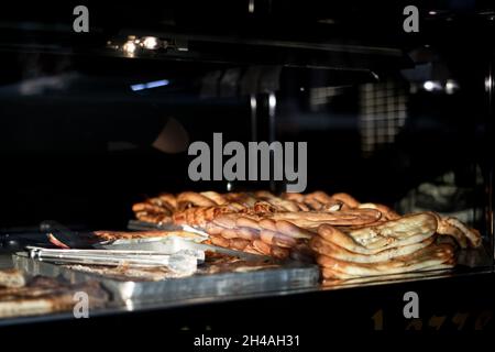 Pita e pasta da dietro il bicchiere Foto Stock