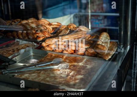 Pita e pasta da dietro il bicchiere Foto Stock