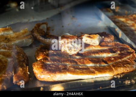 Pita e pasta da dietro il bicchiere Foto Stock