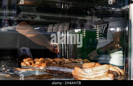 Pita e pasta da dietro il bicchiere Foto Stock