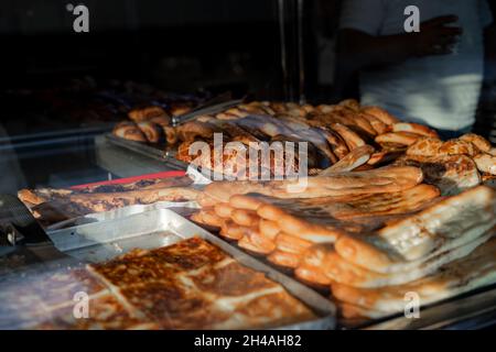 Pita e pasta da dietro il bicchiere Foto Stock