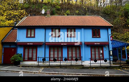 Oslo, Norvegia, 29 ottobre 2021. Una tradizionale casa norvegese con una facciata di legno blu e finestre marroni Foto Stock
