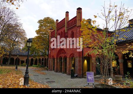 Oslo, Norvegia, 29 ottobre 2021. Bella galleria nel cortile della cattedrale di Domkirke nella città norvegese di Oslo Foto Stock