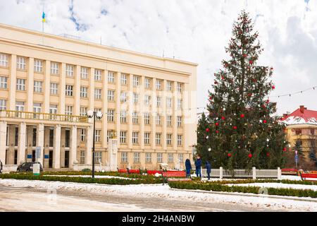 uzhgorod, ucraina - 09 GENNAIO 2017: Vacanze invernali nella città vecchia. Albero di natale sulla piazza centrale. Clima nuvoloso freddo Foto Stock