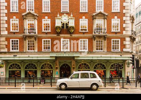 Londra, Regno Unito; 15 marzo 2011: Architettura vittoriana su Piccadilly Street. Foto Stock