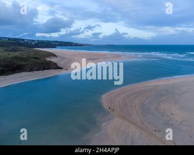 Vista aerea della spiaggia di Hayle fine ottobre 2021 a Cornovaglia, Inghilterra. Foto Stock