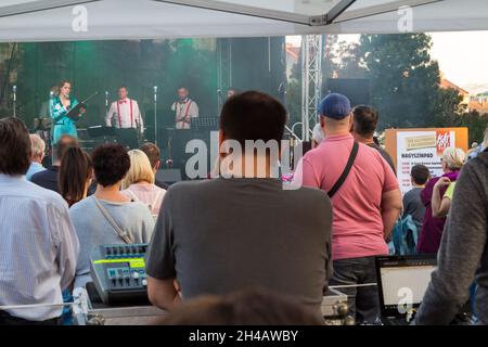 Concerto della Local Vintage Company alla manifestazione Kult100 durante il centenario della plebiscite di Sopron nel 1921, nel centro di Sopron, in Ungheria Foto Stock