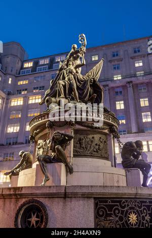 Monumento Nelson di notte, Municipio di Liverpool, Inghilterra Foto Stock