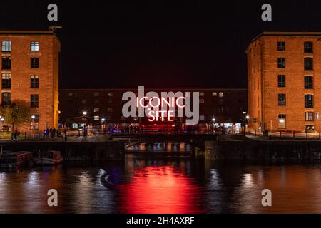 Albert Dock Liverpool di notte con l'iconico cartello del sito, Inghilterra Foto Stock