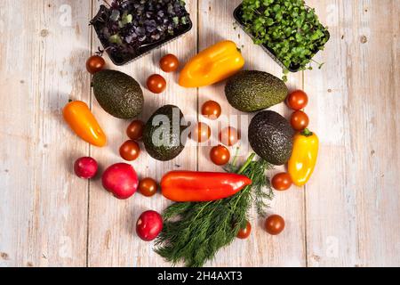 Verdure assortite adagiate su un tavolo di legno. Foto Stock