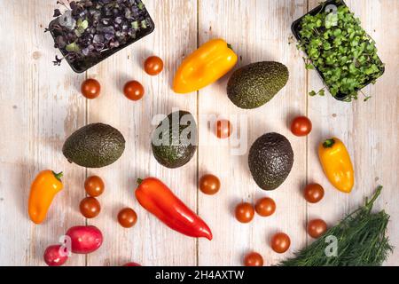 Verdure assortite adagiate su un tavolo di legno. Foto Stock