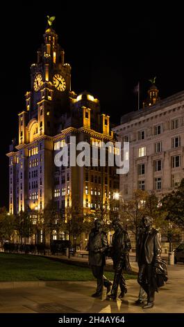 Royal Liver Building di notte, Liverpool, Inghilterra Foto Stock