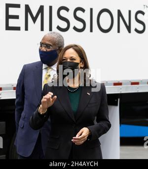 New York, New York, Stati Uniti. 01 Novembre 2021. Il vicepresidente degli Stati Uniti Kamala Harris (R) è in carica con il rappresentante degli Stati Uniti Gregory Meeks (democratico di New York) L) durante una visita e una presentazione di grandi veicoli a basso consumo energetico e soluzioni energetiche pulite durante un evento in un hangar della Port Authority di New York e del New Jersey all'aeroporto internazionale John F. Kennedy nel quartiere Queens di New York, New York, USA, 01 novembre 2021. Credit: Justin Lane/Pool via CNP/dpa/Alamy Live News Foto Stock