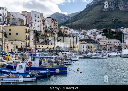 Il porto di Castellammare del Golfo a Trapani in Sicilia. Foto Stock