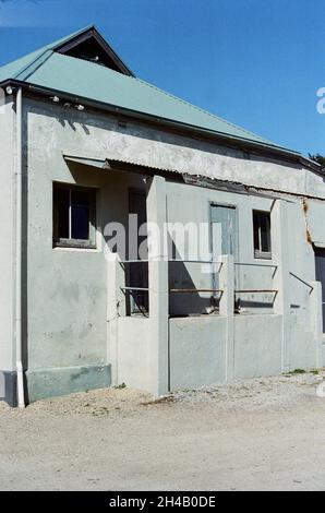 Colpo verticale di una vecchia casa abbandonata Foto Stock