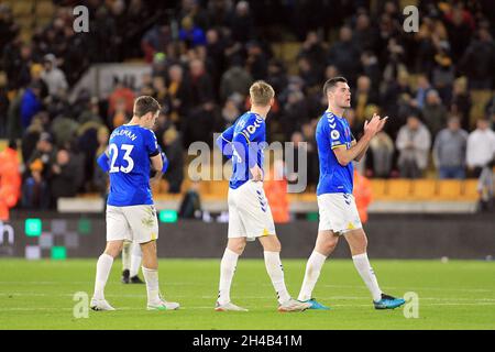 Wolverhampton, Regno Unito. 01 Novembre 2021. I giocatori di Everton abbattuti aggrappano i fan di Everton in viaggio dopo la partita. Partita della Premier League, Wolverhampton Wanderers contro Everton al Molineux Stadium di Wolverhampton, Inghilterra, lunedì 1 novembre 2021. Questa immagine può essere utilizzata solo per scopi editoriali. Solo per uso editoriale, licenza richiesta per uso commerciale. Nessun uso in scommesse, giochi o un singolo club/campionato/player pubblicazioni. pic di Steffan Bowen/Andrew Orchard sport fotografia/Alamy Live news credito: Andrew Orchard sport fotografia/Alamy Live News Foto Stock