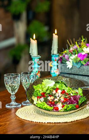 Bella tavola da pranzo con candele. Foto Stock