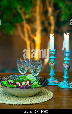 Bella tavola da pranzo con candele. Foto Stock