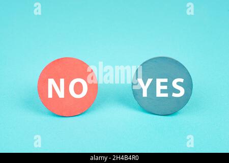 Forma rotonda in rosso e blu, con le parole sì e no, simbolo di comunicazione, concetto di business, minimalismo Foto Stock