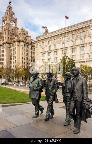 Statue di bronzo dei quattro Beatles create dallo scultore Andy Edwards di fronte agli edifici Liver sul molo di Liverpool, sul lungomare Foto Stock