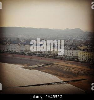 Vista della passeggiata a Llandudno, come visto dalla camera oscura zona Foto Stock