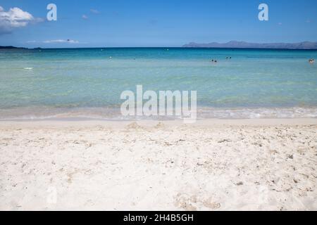 La bella spiaggia di fronte all'isola di Maiorca in Spagna, che mostra la bella spiaggia in una giornata estiva soleggiata Foto Stock