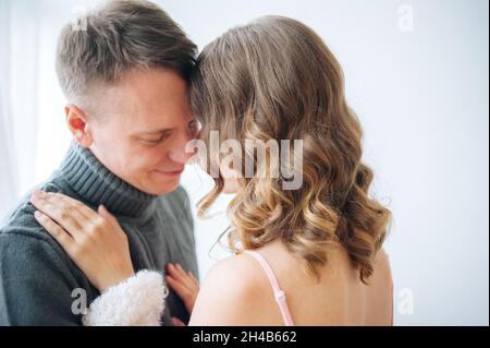 Giovane coppia amorevole in tenero abbraccio l'uno dell'altro. Momento toccante Foto Stock