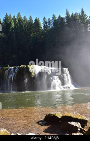 Fine estate alle Lower Lewis River Falls, un luogo di bellezza popolare per escursioni a piedi e campeggio nella Gifford Pinchot National Forest, Washington state, USA Foto Stock