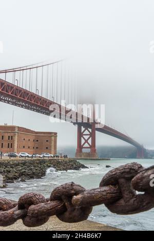 Bella vecchia catena di recinzione al Golden Gate Bridge a San Francisco, USA Foto Stock