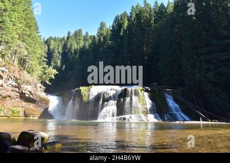 Fine estate alle Lower Lewis River Falls, un luogo di bellezza popolare per escursioni a piedi e campeggio nella Gifford Pinchot National Forest, Washington state, USA Foto Stock