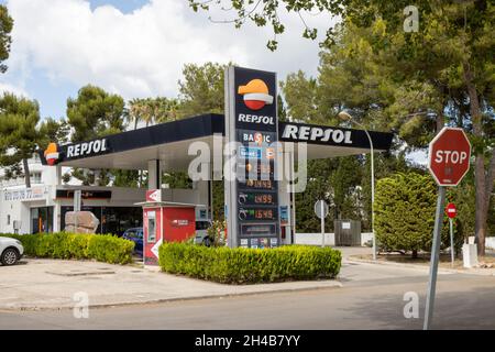 Maiorca, Spagna, 27 luglio 2021: Una tipica stazione di benzina spagnola presa sulla splendida isola di Maiorca in Spagna mostrando la stazione di rifornimento Repsol Foto Stock