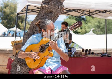 Majorca, Spagna, 27 luglio 2021: Un busker di chitarra spagnolo preso sulla splendida isola di Maiorca in Spagna Foto Stock