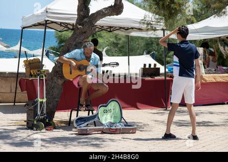 Majorca, Spagna, 27 luglio 2021: Un busker di chitarra spagnolo preso sulla splendida isola di Maiorca in Spagna Foto Stock