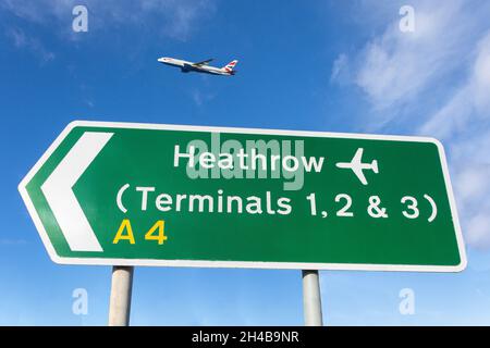 Cartello stradale per l'aeroporto di Heathrow, Cranford, London Borough of Hounslow, Greater London, England, United Kingdom Foto Stock