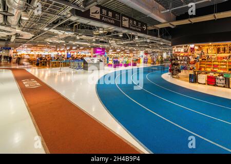 tokyo, giappone - dicembre 06 2019: Deposito delle valigie nel terminal 3 dell'aeroporto internazionale Narita progettato come pista da corsa interna in un c Foto Stock