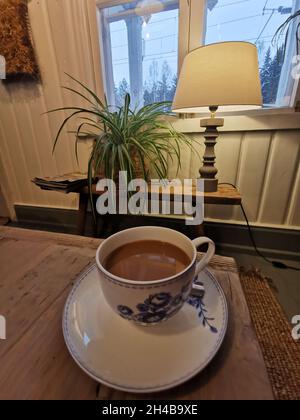 Un delizioso caffè in una tazza di ceramica in un'atmosfera romantica. Foto Stock