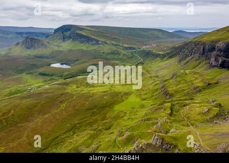 Vista aerea di spettacolari formazioni rocciose frastagliate in una posizione remota degli altopiani (Quiraing, Isola di Skye, Scozia) Foto Stock