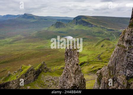 Vista aerea di spettacolari formazioni rocciose frastagliate in una posizione remota degli altopiani (Quiraing, Isola di Skye, Scozia) Foto Stock