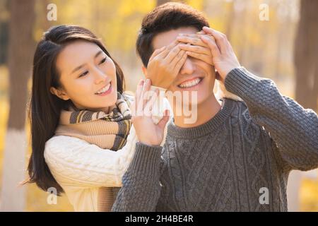 Felice giovani amanti in autunno Foto Stock