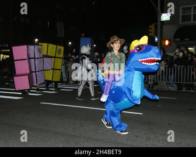 New York, Stati Uniti. 1 novembre 2021. (NUOVO) Post-CoVid Halloween Masquerade in scena nella squallida ma storica Webster Hall di New York. Ottobre 31, 2021, New York, USA: La controcultura duratura di New York - deposito delle parti di Halloween più grandi e più oltraggiosamente-gaudite dell'America -- non ha deluso in 2021. Fantasmi, Ghouls, Goblins, e solo semplici miscreants hanno fatto stordire i passi della Lower Manhattan's reputatamente infestato Webster Hall per urlare e urlare Halloween Night via in un mare di libazione e irriverenza. (Credit Image: © Julia Mineeva/TheNEWS2 via ZUMA Press Wire) Foto Stock