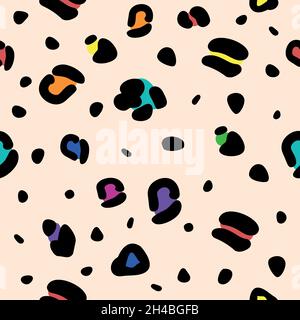 Motivo senza cuciture Rainbow leopard. Sagoma vettoriale per tessuto tessile. Animali multicolore con stampa a macchie su sfondo beige Illustrazione Vettoriale