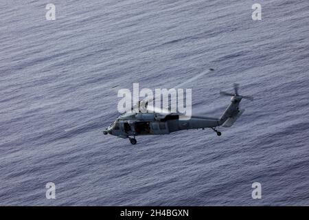 MAR DELLE FILIPPINE (ott 29, 2021) – un elicottero MH-60 Sea Hawk, assegnato al "Island Knights' of Helicopter Sea Combat Squadron (HSC) 25, si prepara a lanciare un missile AGM 114 Hellfire durante un esercizio. L'elicottero sbarcò a bordo della nave da combattimento litoranea variante Indipendenza USS Tulsa (LCS 16) per un missile in carico. (STATI UNITI Foto Navy di Mass Communication Specialist 2a Classe Zachary Grooman) Foto Stock