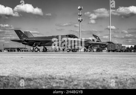 I membri del servizio dell'Aeronautica militare statunitense del 62o Fighter Squadron, Luke Air Force base, Ariz., conducono le operazioni di linea di volo a supporto della F-35 Lightning II TDY, 28 ottobre 2021, presso la Joint base di San Antonio-Kelly Field, Texas. Il 62o FS si allenerà con F-16s dalla 149th Fighter Wing e la 301st Fighter Wing, insieme a T-38s dalla 301st Fighter Wing. Le capacità multi-ruolo del F-35 consentono loro di eseguire missioni che tradizionalmente richiedevano numerosi velivoli specializzati. Le capacità di superiorità aerea gratuite del F-35 accresceranno la nostra flotta di superiorità aerea e. Foto Stock